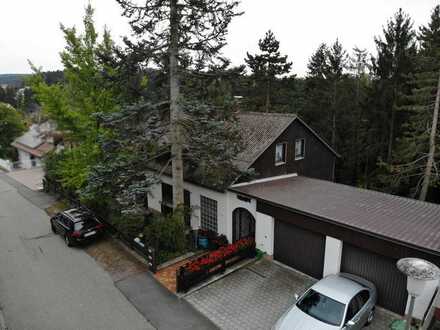 Einfamilienhaus mit Einliegerwohnung und 2 Garagen in Bernhardswald