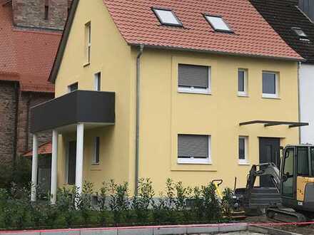 Kernsanierte 2-Zimmer-Erdgeschosswohnung in zentraler Ortslage