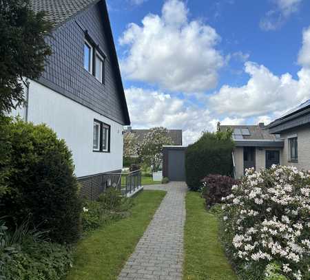 Charmantes Einfamilienhaus mit gepflegtem Garten und Garage