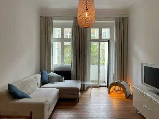Vollständig renovierte und möblierte 2-Raum-Wohnung mit Balkon und Einbauküche in Berlin