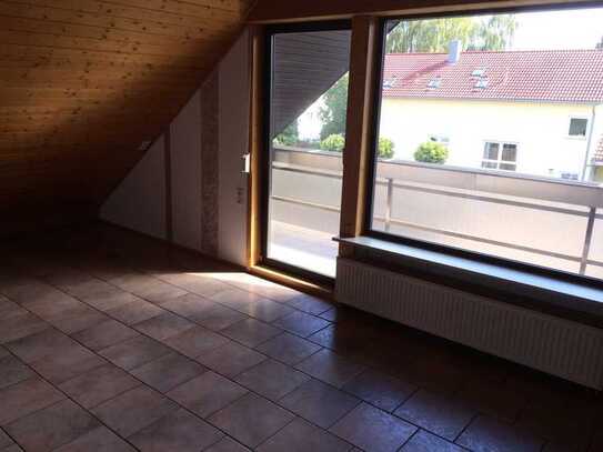 Schöne Dachwohnung 2,5 Zimmer (mit Küchen und Bad) in entspannter Ortsrandlage