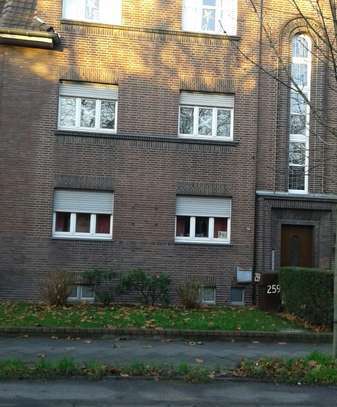 Schöne und gepflegte 2,5-Zimmer-Erdgeschosswohnung mit Terrasse und Garten in Mönchengladbach