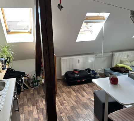 gut geschnittene 1-Raum-Wohnung im Dachgeschoss mit Wannenbad, Sichtbalken und Kabel-TV