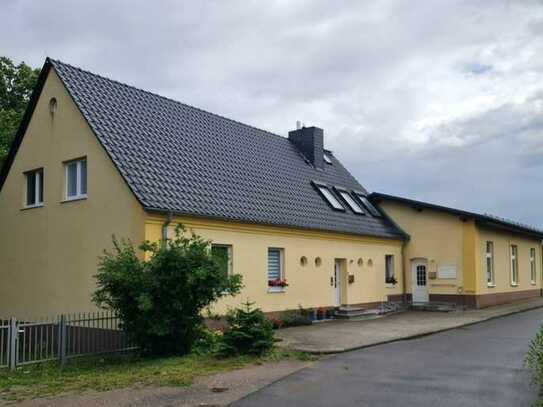 Großes freistehendes Haus mit Einliegerwohnung 3 Garagen komplett renoviert mit 100 qm Nebengebäude.