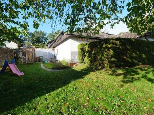 Freies Einfamilienhaus mit schönem Garten, Garage u Carport in familienfreundlicher und ruhiger Lage