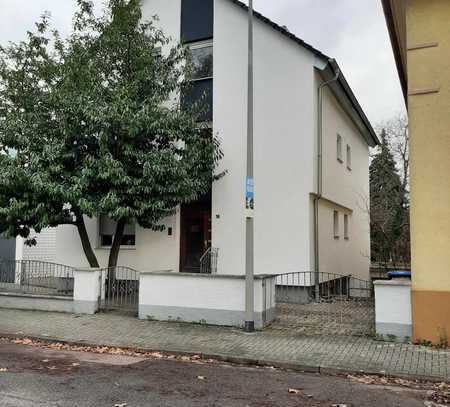 4 Familienhaus in Altrip mit 310 m² Wohnfläche und 696 m² Grundstück