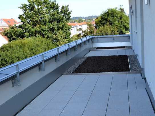 Neubau Erstbezug: Sehr gut geschnittene 3 ZW mit riesiger Dachterrasse/Gäste-WC/Aufzug/EBK/TGL-Bad