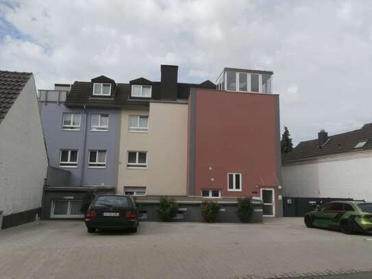 Gemütliche Wohnung mit Balkon, ggf. Einbauküche, Wannenbad mit Fenster und PKW- Stellplatz.