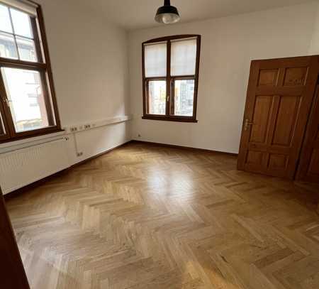 Geschmackvolle, modernisierte 4-Zimmer-Wohnung mit geh. Innenausstattung mit Balkon und EBK