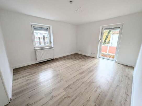 **Wohn(t)raum: +Balkon +modernes Tageslichtbad +heller Laminat +weiße Raufaser**