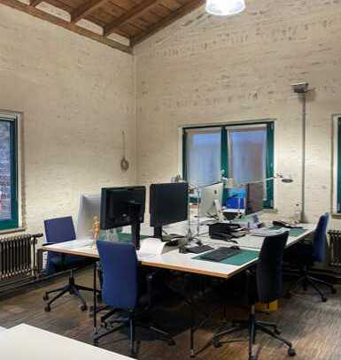 Schreibtischarbeitsplätze in loftartige Backsteinarchitektur - All-in-Miete