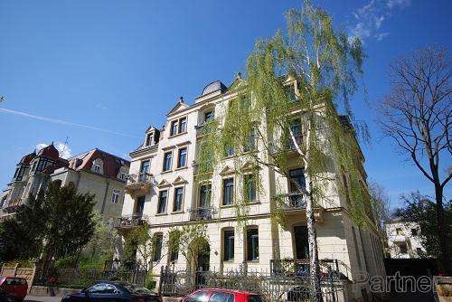 * schöne 2-Zimmer-Wohnung im Tiefparterre in sanierter Villa in Striesen *