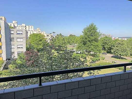 In Pforzheim: Gepflegte Wohnung mit drei Zimmern und Balkon