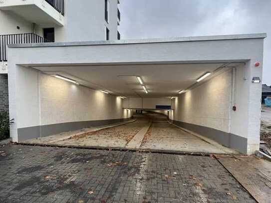 Sicherer Tiefgaragenplatz in Neubau