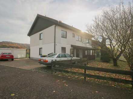 Wohnhaus mit schönem Garten und Garage