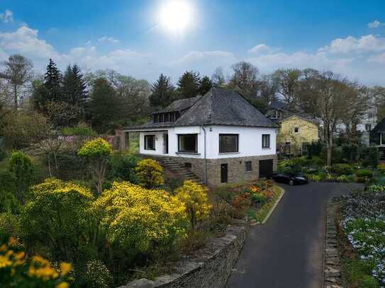 Villa im Dornröschenschlaf mit Siebengebirgsblick auf 2.080 m² großem Grundstü