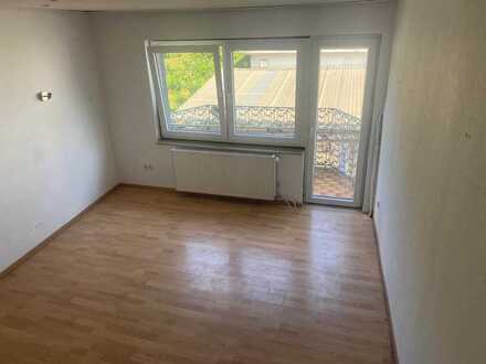 2,5 Zimmer- Wohnung mit Balkon
