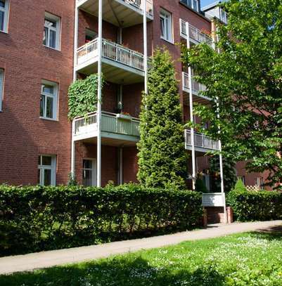 Kleine Wohnung mit Parkett und Badewanne