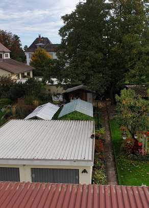 2 Zimmer-DG-Wohnung in ruhiger, gut erschlossener Wohngegend, schön durchgrünt