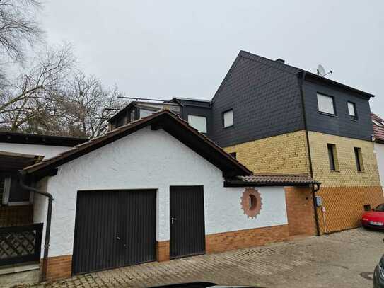 Großräumige Doppelhaushälfte mit Garage und überdachtem Stellplatz und behaglichem Wintergarten