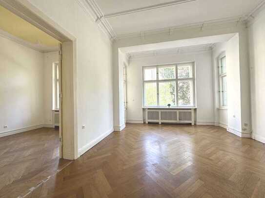 **UNWEIT VIKTORIA LUISE PLATZ** TOLLE, HELLE 4 ZI. MIT BALKON IN PRÄCHIGEM STUCKALTBAU