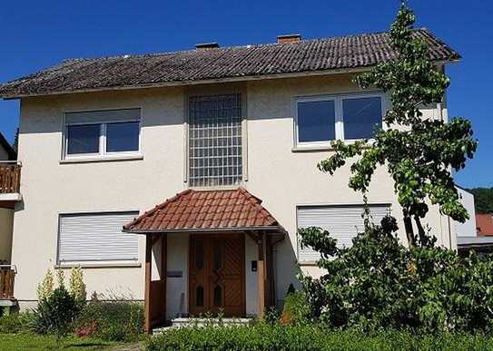 frei stehendes 2 Familienhaus mit Nebengebäude