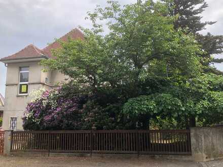 Großzügiges Zweifamilienhaus mit Ausbaureserve im Norden von Dresden
