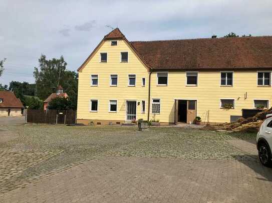 Saniertes Bauernhaus mit sieben Zimmern und Einbauküche in Schwabach/Oberbaimbach