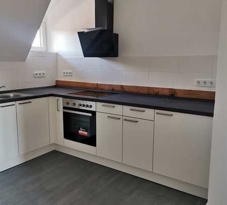 ERSTBEZUG - Wunderschöne komplett sanierte 4 Zimmer Dachgeschoss Wohnung