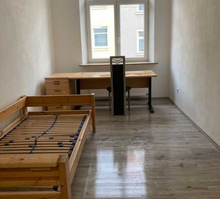 Geschmackvolle Wohnung mit zwei Räumen und EBK in Hof