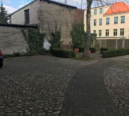 PKW-Stellplatz Paulsstadt 3 Minuten zum Schlossparkcenter, schmale Tordurchfahrt