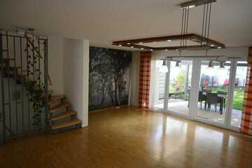 Corner Row House with 6 rooms, inbuilt Kitchen in Böblingen, Böblingen