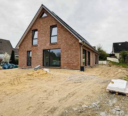 Erstbezug: Hochwertige Neubau-Doppelhaushälfte mit gehobener Innenausstattung und EBK in Altenholz