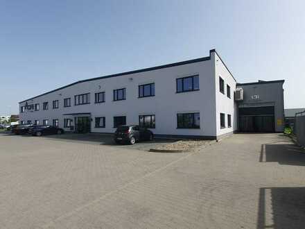 Moderne Produktionshalle (1.875 m²) mit großzügigen Büros (900 m²) und 50 STP's