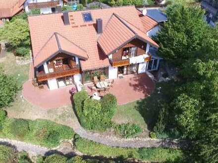 Eindrucksvolles Landhaus mit Innenpool in ruhiger Höhenlage ca. 1.100 qm Grundstück