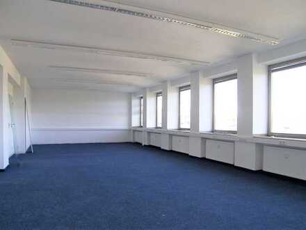 *Moderne, helle Bürofläche mit Einzel-/Doppelbüros und Konferenz-/Schulungsraum*