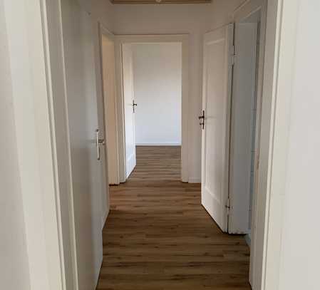 Schöne 2-Zimmer-Wohnung mit Balkon in Rüsselsheim. Frisch saniert .