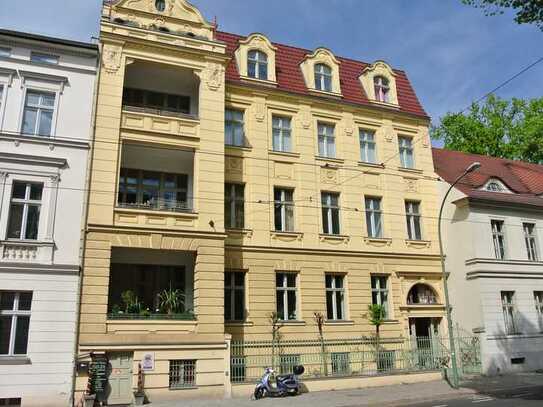 Möblierte Altbau Wohnung - Stuck, Fischgrätparkett, Einbauküche
