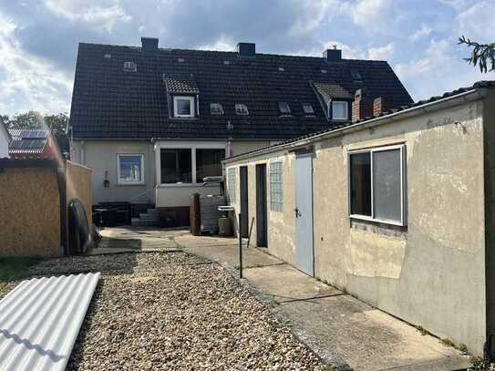 Einseitig angebautes Einfamilienhaus mit großzügigem Garten und Garage in ruhiger Wohnlage