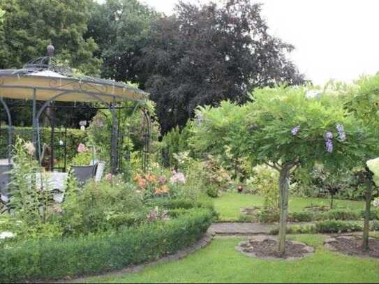 Mieten Sie eine lichtdurchflutete Wohnung mit Garage und großem Garten