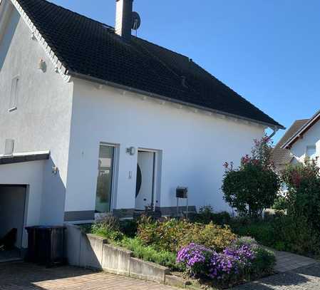 Gepflegtes freistehendes Passivhaus mit acht 
Zimmern, EBK und Garten in ruhiger Lage in Winningen