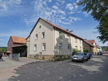 Zweifamilienhaus mit Hof, Scheune und großem Grundstück in Kürnbach!