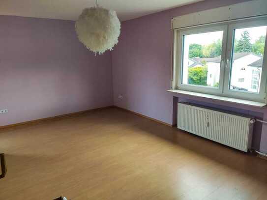 Helle 3-Zimmer-Wohnung mit Balkon und neuen Fenstern – Ruhige Lage in Dieburg, 85m²