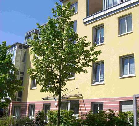 Schöne DG-Wohnung mit Terrasse an der U-Bahn