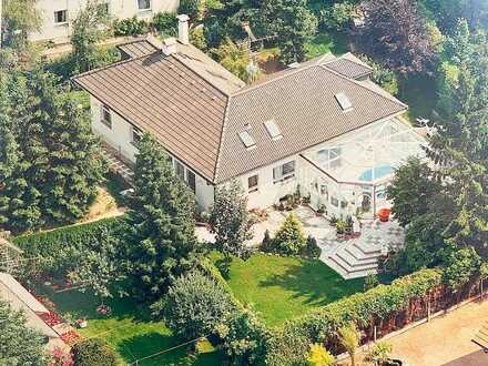 Villa im Bungalow-Stil mit Einliegerbereich und 1.000 qm Grund, direkt bei Augsburg, Heizung neu !