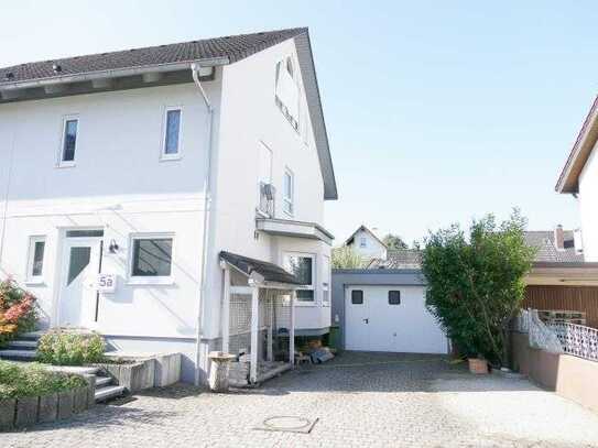 Stilvolle Doppelhaushälfte, große Garage und sonniger Garten