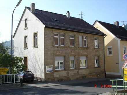 Großzügige Wohnung in gepflegtem Altbau