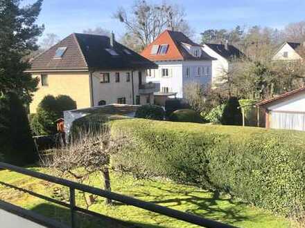 Geschmackvolle Wohnung mit drei Zimmern sowie Balkon und Einbauküche in Stuttgart