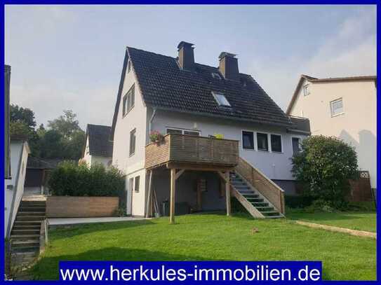 Freistehendes Einfamilienhaus mit Garten und Garage