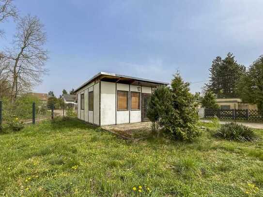 Schönes, voll erschlossenes Bauland mit gestaltungsbedürftigem Bungalow in beschaulicher Lage